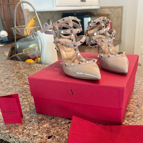 Valentino Beige/Nude Rockstud Heels 38 1/2 - Picture 2 of 15